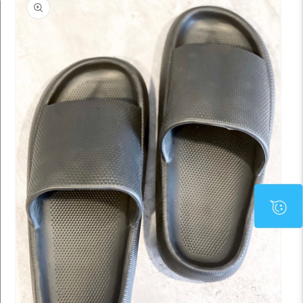 Cloud feel slides sandals in black size 5-6 new